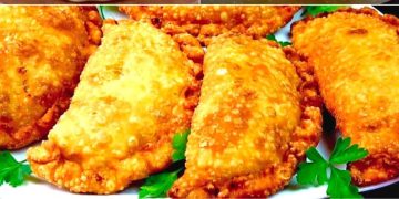 Mit Kartoffeln und Speck gefüllte Knödel: das Rezept für ein leckeres und schmackhaftes Abendessen