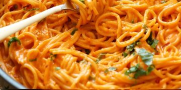 Spaghetti in roter Paprikasauce