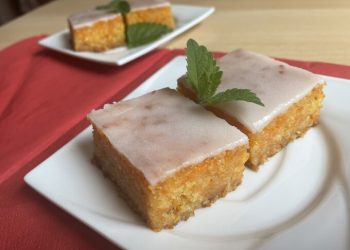 Möhren-Kokos-Kuchen mit Zitronenglasur
