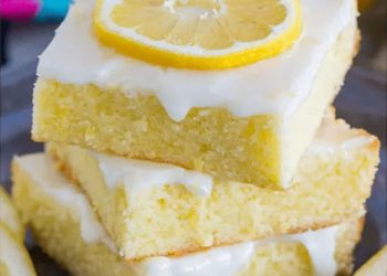 Erfrischend und köstlich: Zitronenkuchen mit einer Haube aus Sahne