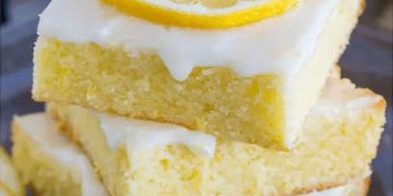 Erfrischend und köstlich: Zitronenkuchen mit einer Haube aus Sahne