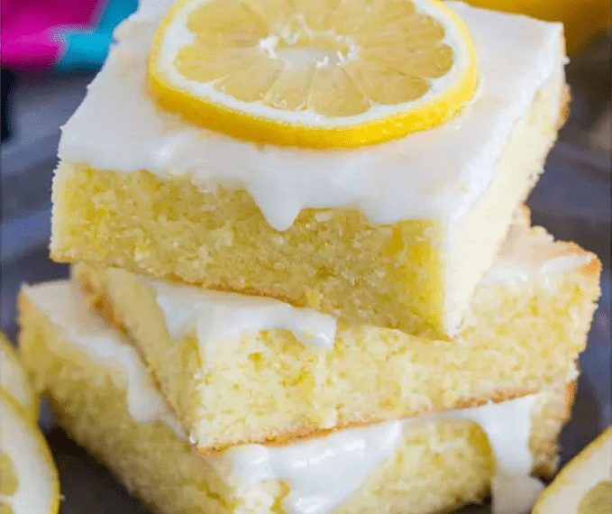 Erfrischend und köstlich: Zitronenkuchen mit einer Haube aus Sahne