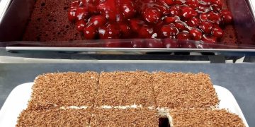 Achtung, diese Schwarzwälder Torte vom Blech schmeckt unfassbar lecker!