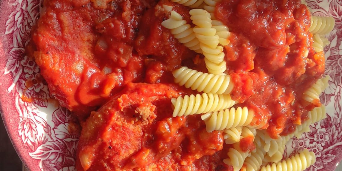 Für Jägerschnitzel ostdeutsche Art mit Nudeln und Tomatensoße benötigen Sie