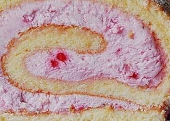 Das beste Roulade Rezept überhaupt, Herrliche Biskuitroulade mit Erdbeeren!