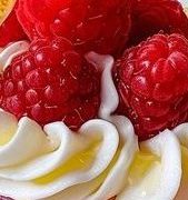 Wenn du Zitronen und ein paar Himbeeren hast, mache dieses köstliche Dessert! Ohne Gelatine, einfach und lecker!