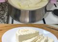 Wenn Sie 1 Liter Milch, Joghurt und eine halbe Zitrone haben, können Sie den besten hausgemachten Käse zubereiten