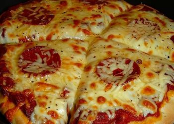Käsepizza Aus Altem Brot Für Ein Paar Mäuse