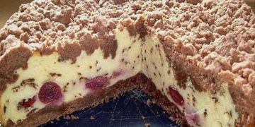 Quark Streuselkuchen mit Vanille Kirschfüllung, die Hälfte ist schon weg!