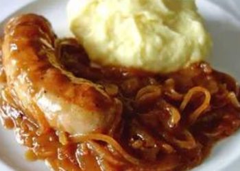 Bratwurst mit Zwiebelsauce