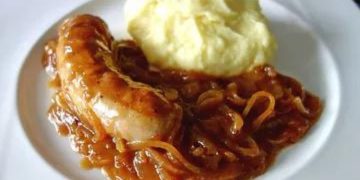 Bratwurst mit Zwiebelsauce