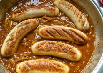 Bratwurst mit Zwiebelsauce