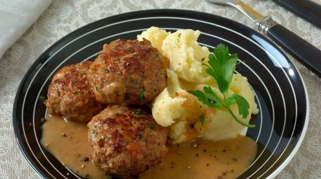 Frikadellen mit Kartoffelbrei und Soße
