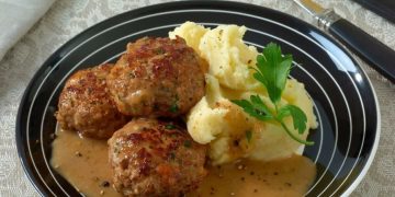 Frikadellen mit Kartoffelbrei und Soße