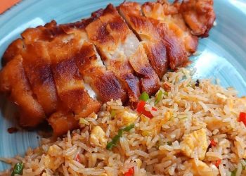 Gebackene Hühnerbrust mit gebratenem Reis