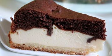 KÄSEKUCHEN MIT SCHOKOHAUBE