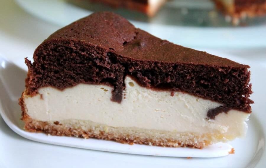 KÄSEKUCHEN MIT SCHOKOHAUBE