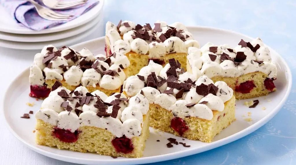 KIRSCH EIERLIKÖR BLECHKUCHEN MIT SCHMAND SAHNE