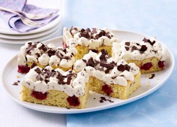 KIRSCH EIERLIKÖR BLECHKUCHEN MIT SCHMAND SAHNE