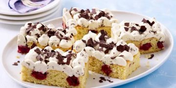 KIRSCH EIERLIKÖR BLECHKUCHEN MIT SCHMAND SAHNE