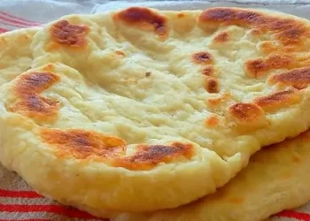 Mit Käse gefüllte Langos – kein Hefeteig, in nur 10 Minuten fertig