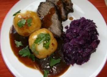 Sauerbraten mit Rotkohl und Kartoffelklößen