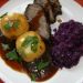 Sauerbraten mit Rotkohl und Kartoffelklößen