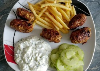 Türkische Hackröllchen mit Gurkenjoghurt und Salat
