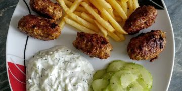 Türkische Hackröllchen mit Gurkenjoghurt und Salat
