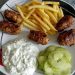Türkische Hackröllchen mit Gurkenjoghurt und Salat