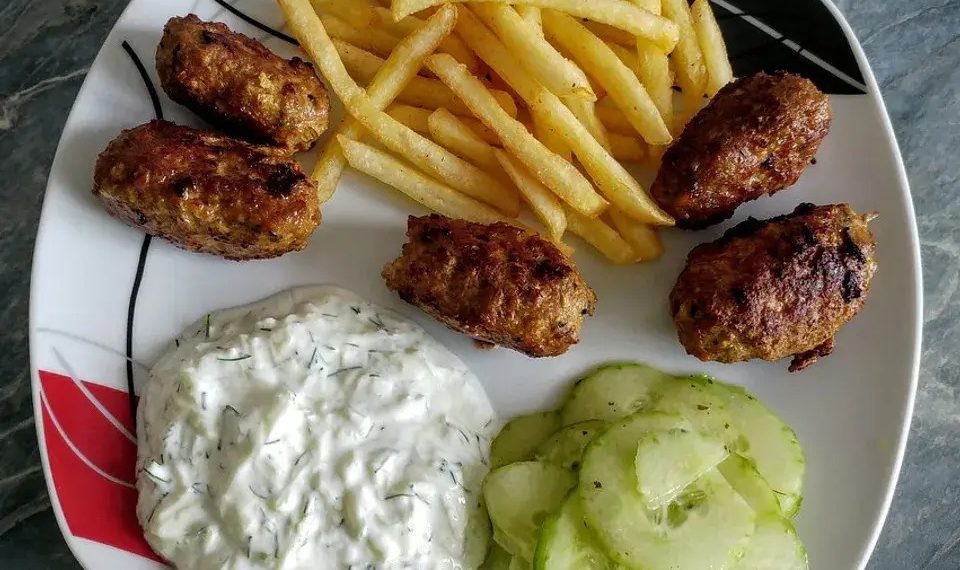 Türkische Hackröllchen mit Gurkenjoghurt und Salat