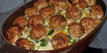 Kartoffelauflauf mit lauch, hackbällchen und gorgonzola