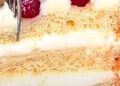 Weicher Kuchen mit drei Schichten: das Dessert, das auf der Zunge zergeht