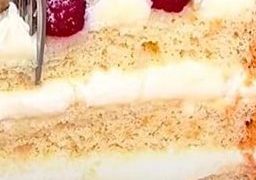 Weicher Kuchen mit drei Schichten: das Dessert, das auf der Zunge zergeht