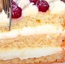 Weicher Kuchen mit drei Schichten: das Dessert, das auf der Zunge zergeht