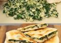 Türkisches Fladenbrot mit Spinat und Feta