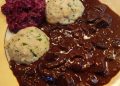 Rehgulasch mit Semmelknödel und Blaukraut