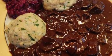 Rehgulasch mit Semmelknödel und Blaukraut
