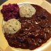 Rehgulasch mit Semmelknödel und Blaukraut