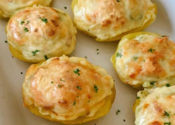 Gulasch nach Ottis Art mit Klößen und Rotkohl