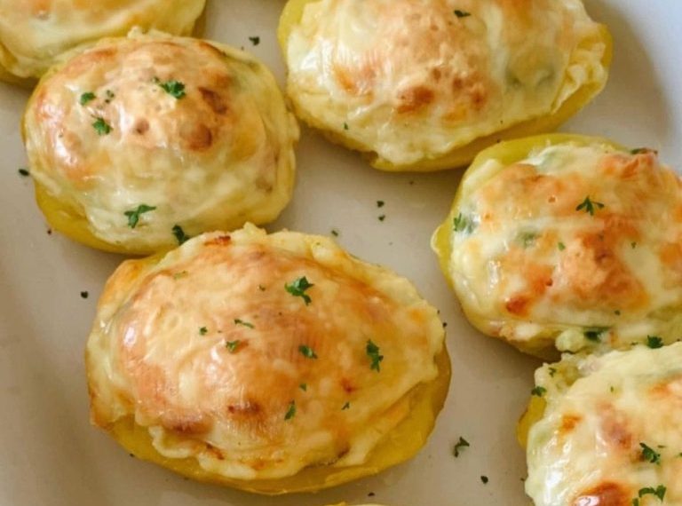 Gulasch nach Ottis Art mit Klößen und Rotkohl