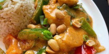Butter Hähnchen mit Paprika Lauch Zwiebeln und Erdnusssauce