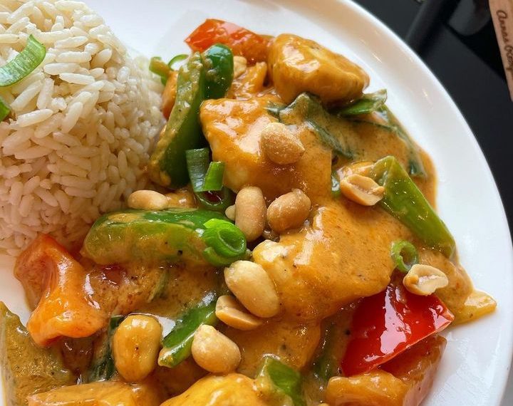 Butter Hähnchen mit Paprika Lauch Zwiebeln und Erdnusssauce