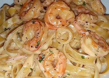 Spaghetti Mit Garnelen In Cremiger Alfredo Sauce