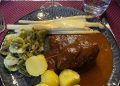Rindsrouladen mit selbstgemachter Soße, Kartoffeln und frischem Spargel