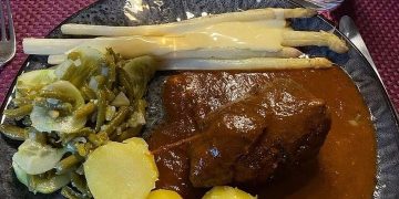 Rindsrouladen mit selbstgemachter Soße, Kartoffeln und frischem Spargel