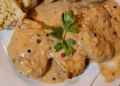 Schweinemedaillons in Pfefferrahmsoße und Serviettenknödel