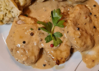 Schweinemedaillons in Pfefferrahmsoße und Serviettenknödel