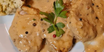 Schweinemedaillons in Pfefferrahmsoße und Serviettenknödel