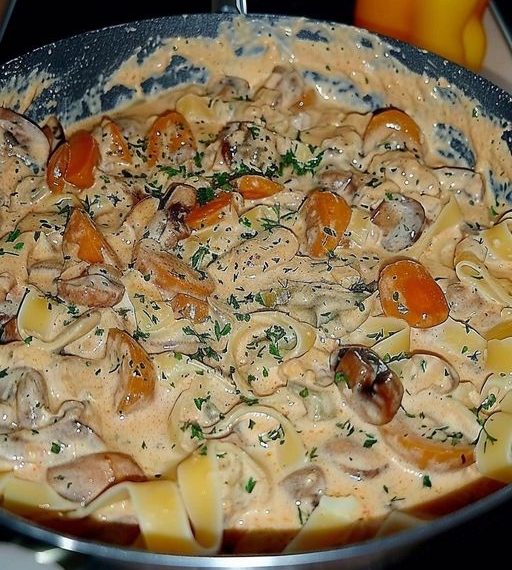 Puten Sahne Gulasch Auf Bandnudeln